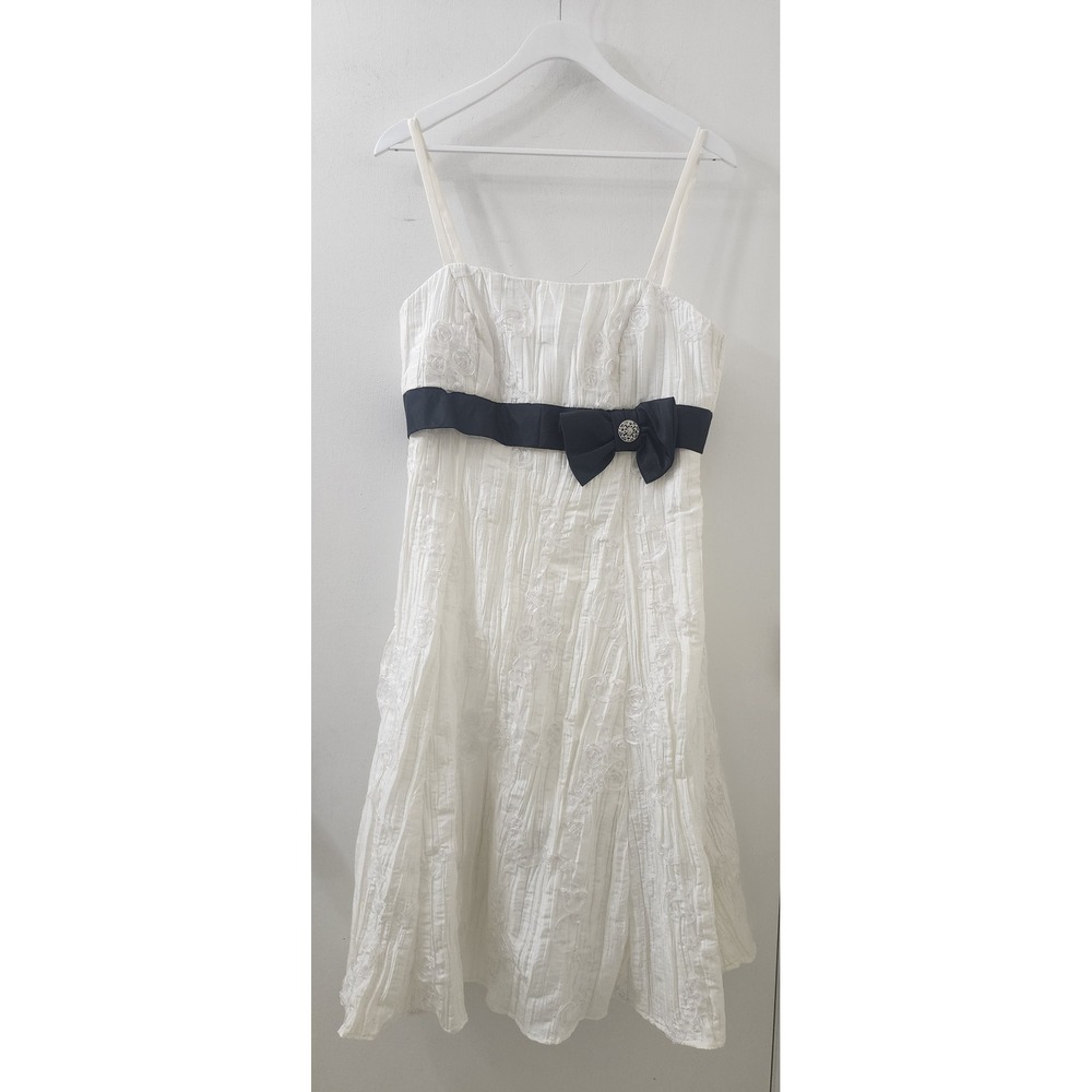 Cachet White Floral Textured Cocktail Dress Navy Blue Bow Brooch Size 10